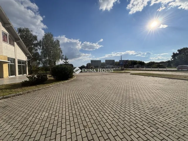 Eladó kereskedelmi és ipari ingatlan Esztergom 1400 nm