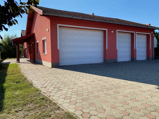 Eladó ház Szada 330 nm