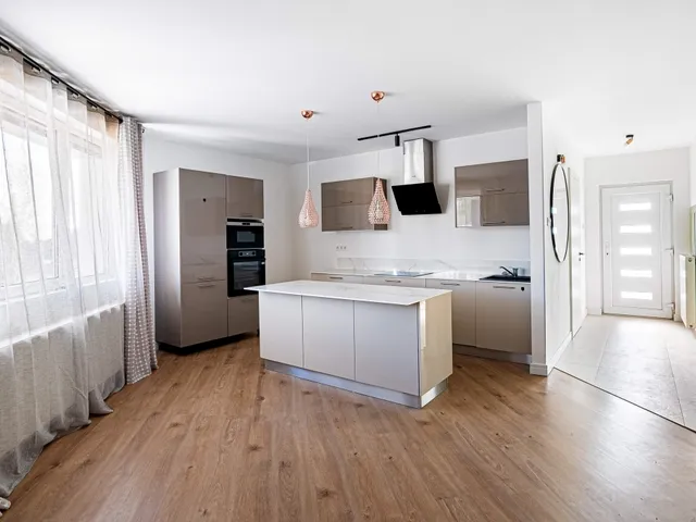 Eladó ház Pécel, Kelő lakópark 200 nm