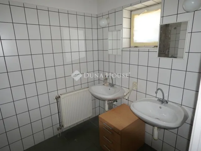 Kiadó kereskedelmi és ipari ingatlan Zalaegerszeg, Belváros 447 nm