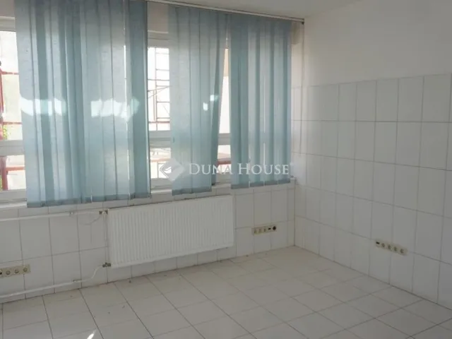 Eladó kereskedelmi és ipari ingatlan Zalaegerszeg, Belváros 200 nm