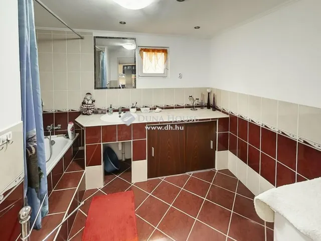 Eladó ház Kecskemét, Hunyadiváros 200 nm