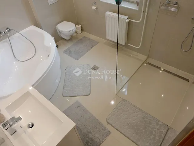 Eladó ház Kecskemét, Hunyadiváros 250 nm