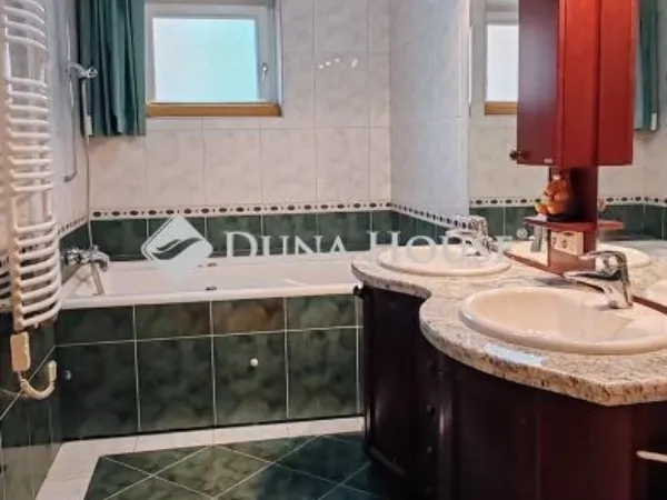 Eladó ház Kecskemét, Villanegyed 220 nm