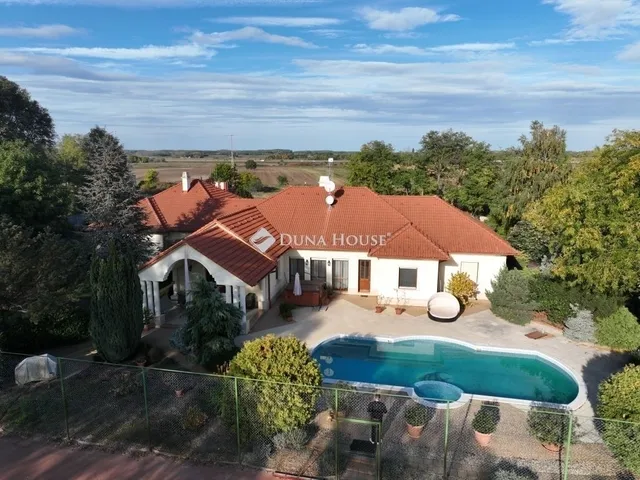 Eladó ház Kecskemét, Petőfiváros 372 nm