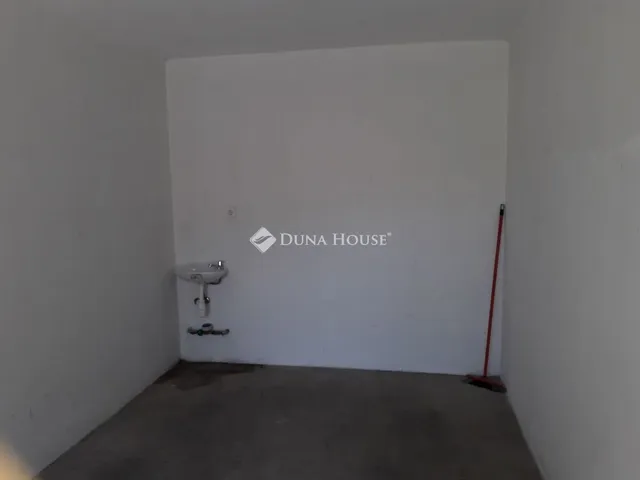 Eladó garázs Kecskemét 12 nm