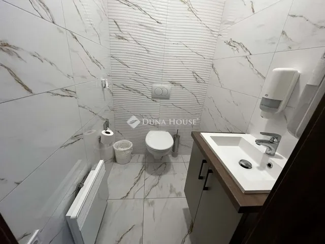 Eladó kereskedelmi és ipari ingatlan Kecskemét 50 nm