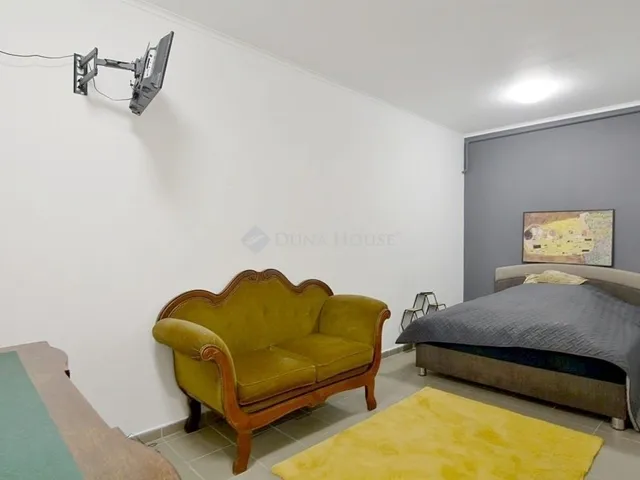 Eladó kereskedelmi és ipari ingatlan Kecskemét 42 nm