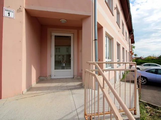 Eladó kereskedelmi és ipari ingatlan Mezőkövesd, Szegfű utca 136 nm