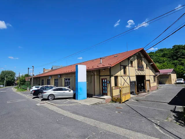 Kiadó kereskedelmi és ipari ingatlan Miskolc, Komlóstető 220 nm