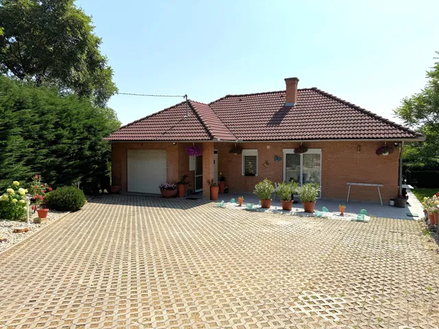 Eladó ház Pécs, Postavölgy 262 nm
