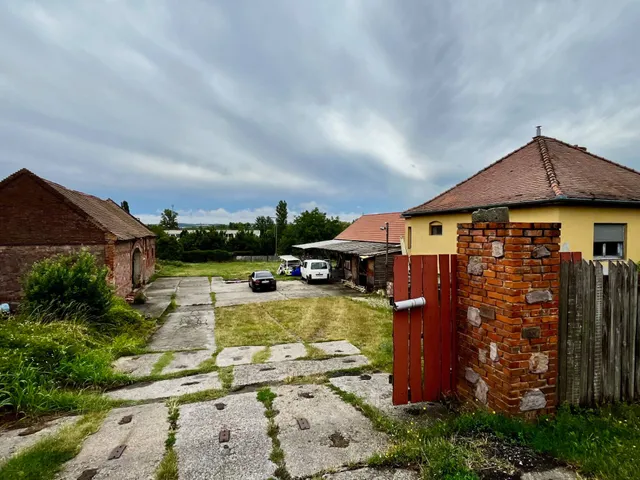 Kiadó kereskedelmi és ipari ingatlan Pécs 120 nm