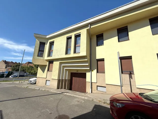 Eladó garázs Pécs 12 nm