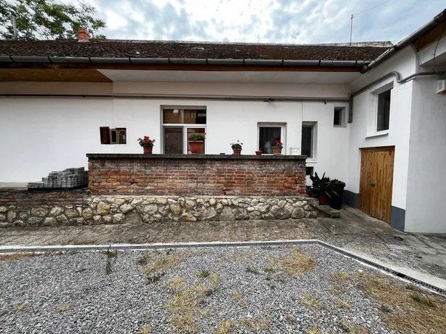 Eladó kereskedelmi és ipari ingatlan Pécs 85 nm