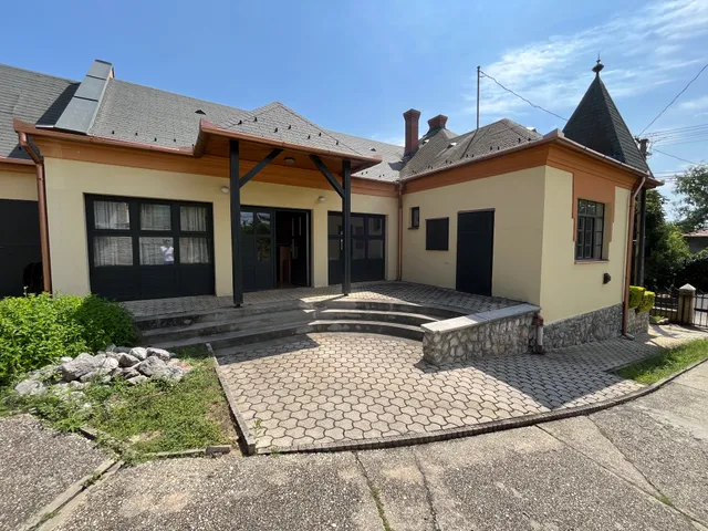 Eladó ház Pécs, Egyetemváros 257 nm