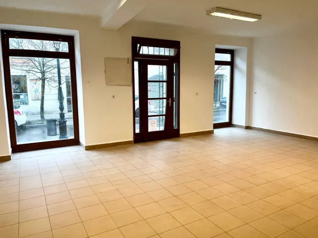 Kiadó kereskedelmi és ipari ingatlan Pécs 70 nm