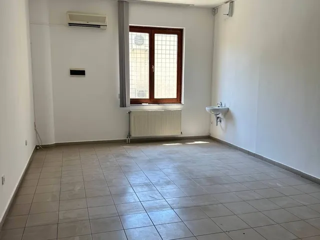 Kiadó kereskedelmi és ipari ingatlan Pécs 30 nm
