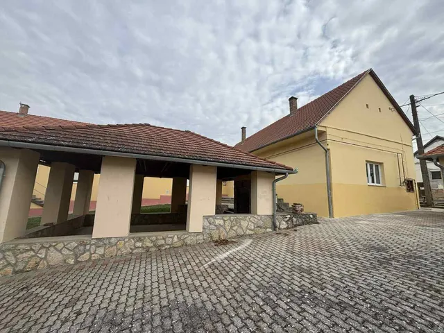 Eladó ház Pócsa 181 nm