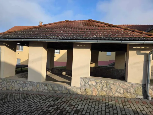 Eladó ház Pócsa 181 nm