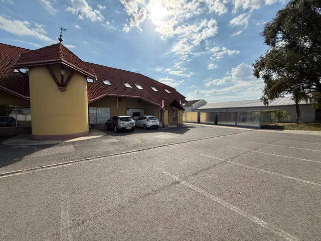 Eladó kereskedelmi és ipari ingatlan Pécs 600 nm
