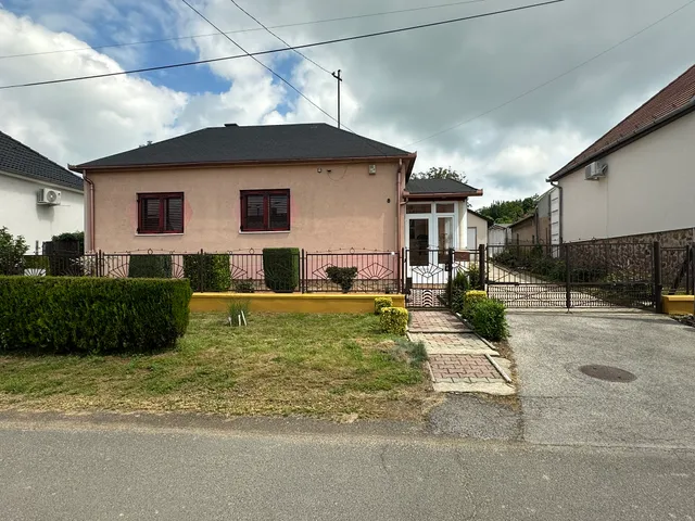 Eladó ház Komló 120 nm