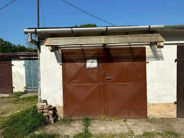 Eladó garázs Komló, Írinyi János utca 15 nm
