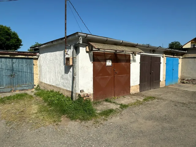 Eladó garázs Komló 15 nm