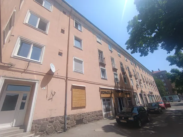 Eladó lakás Komló, Zrinyi tér 6 52 nm