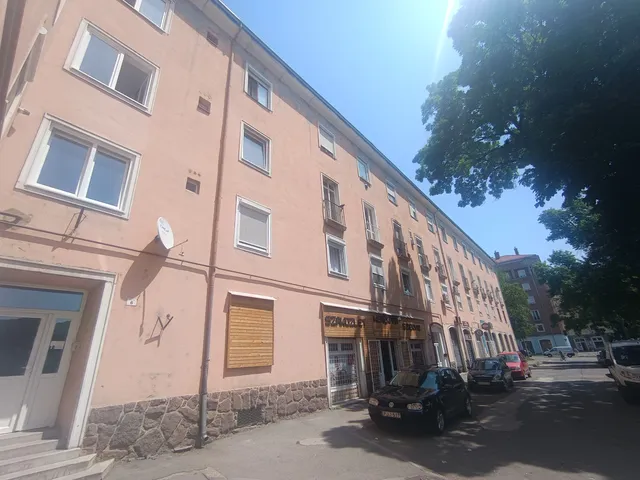 Eladó lakás Komló, Zrinyi tér 6 52 nm