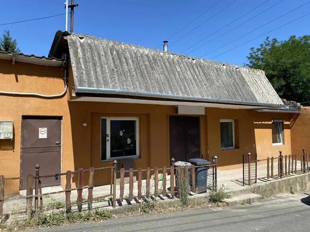 Eladó kereskedelmi és ipari ingatlan Komló, Újtelep 70 nm