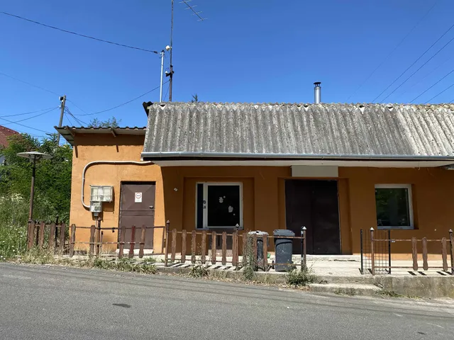 Eladó kereskedelmi és ipari ingatlan Komló, Újtelep, Tavasz utca 13/2 70 nm