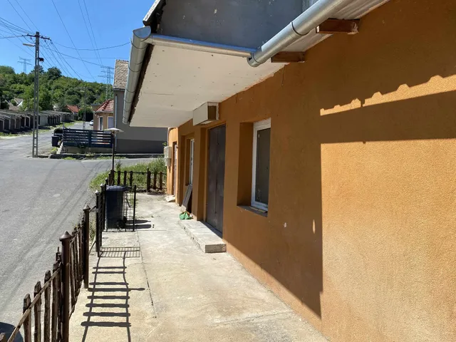 Eladó kereskedelmi és ipari ingatlan Komló, Újtelep, Tavasz utca 13/2 70 nm
