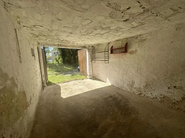 Eladó garázs Komló, Majális tér 14 nm
