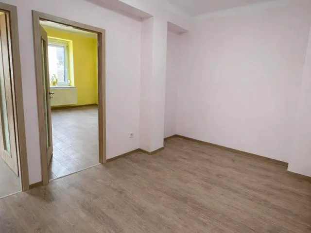 Eladó lakás Komló, Zrínyi tér 3. 91 nm