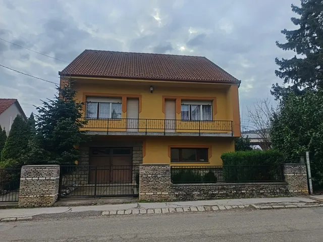 Eladó ház Pécs, Rigóder 180 nm