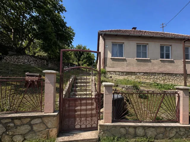 Eladó ház Komló, Gesztenyés 63 nm