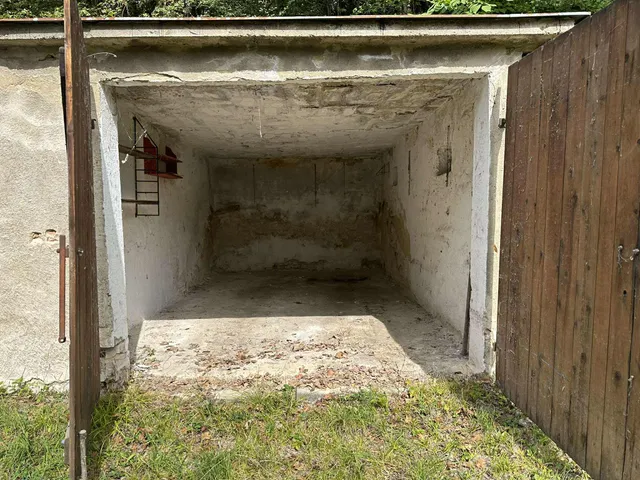 Eladó garázs Komló, Majális tér 14 nm