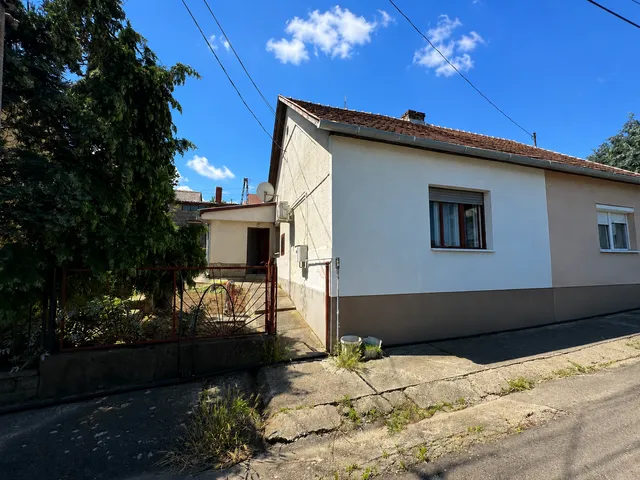 Eladó ház Komló, Újtelep 70 nm