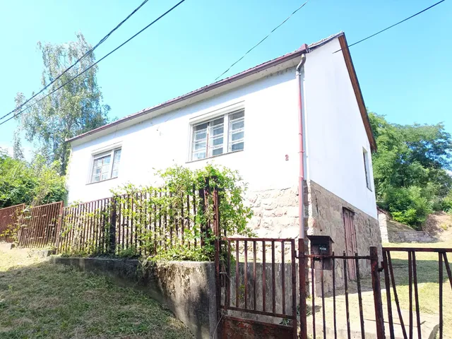 Eladó ház Komló, Dózsa György utca 2. 80 nm