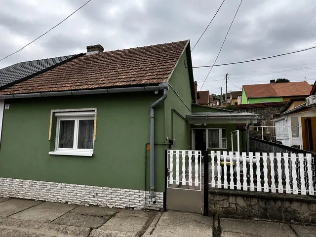 Eladó ház Komló, Újtelep 75 nm