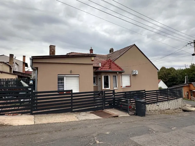 Eladó ház Komló, Újtelep, Akácfa utca 85 nm