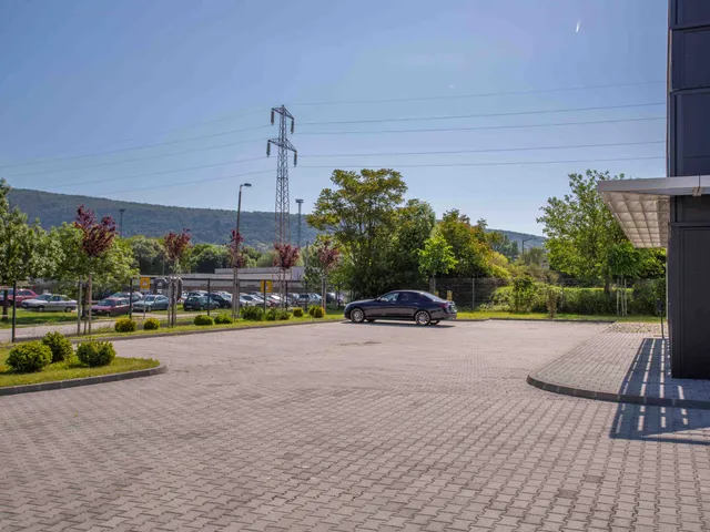 Eladó kereskedelmi és ipari ingatlan Tatabánya, Dózsakert, Erdész utca 35. 1730 nm