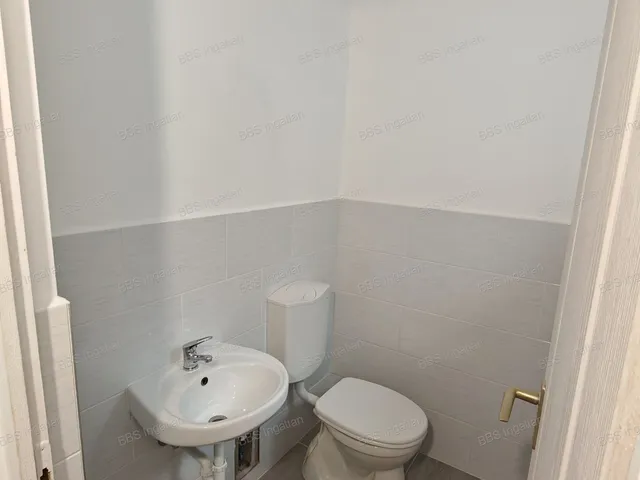 Kiadó kereskedelmi és ipari ingatlan Veszprém, Belváros 42 nm