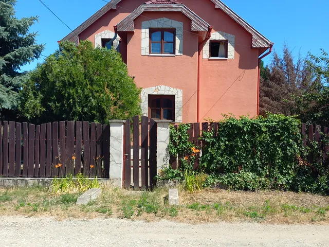 Eladó ház Erdőkertes, Gézahegy 320 nm