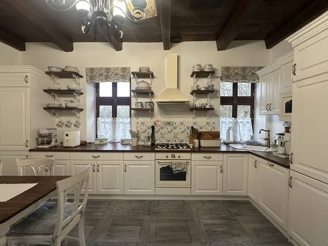 Eladó ház Vértesacsa, Fő utca 210 nm