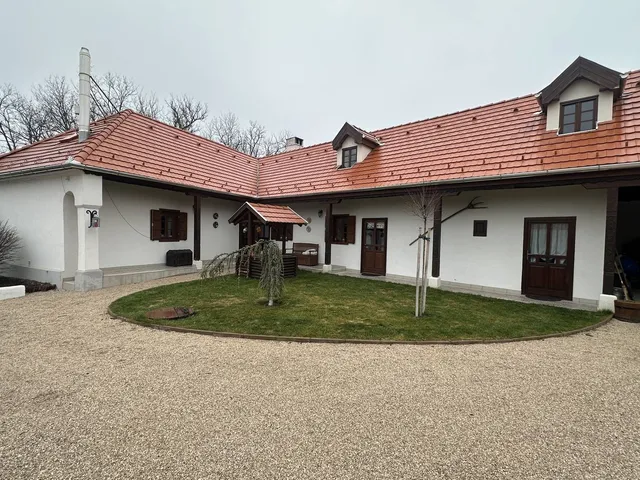 Eladó ház Vértesacsa 210 nm