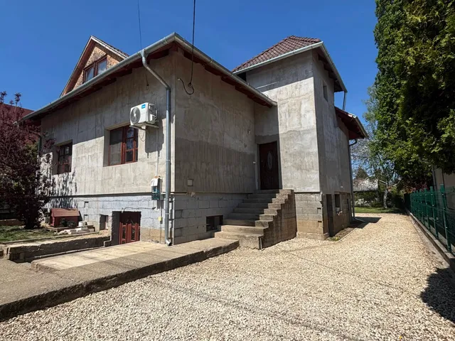 Eladó ház Pécel 400 nm