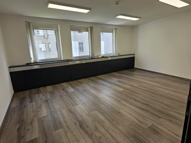 Kiadó kereskedelmi és ipari ingatlan Budapest VII. kerület, Belső-Erzsébetváros, Károly krt. 11. II.em. 79 nm