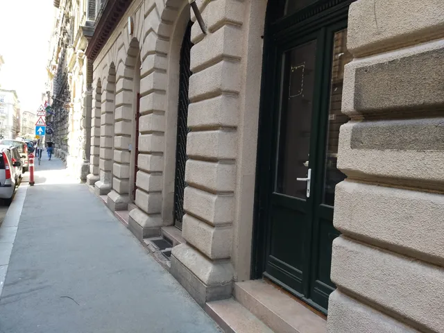 Eladó kereskedelmi és ipari ingatlan Budapest VI. kerület, Nagykörúton belüli terület 94 nm