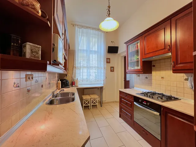 Kiadó lakás Budapest VI. kerület, Nagykörúton belüli terület, Szív utca 110 nm